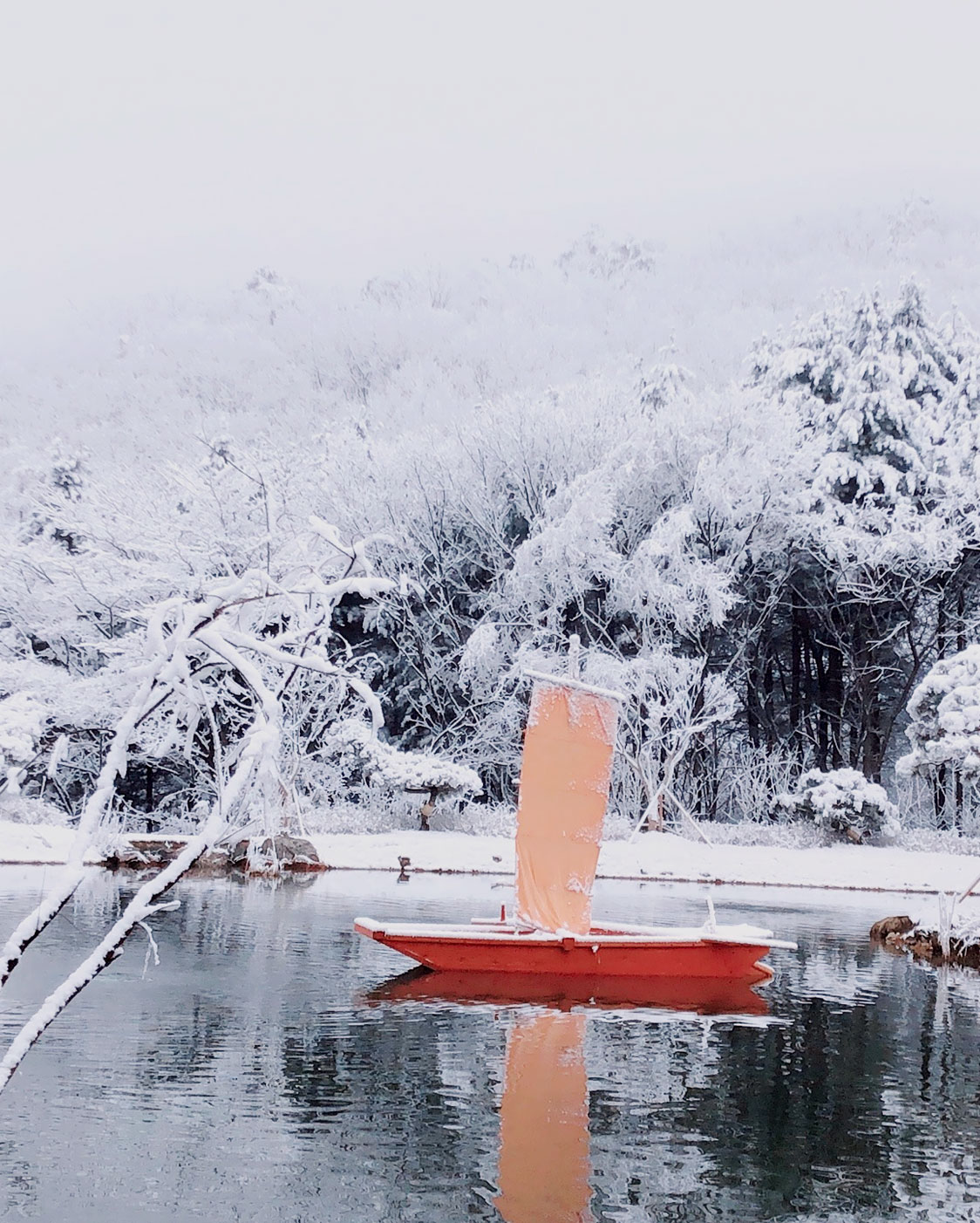 눈 오는 청리움 호수의 나룻배