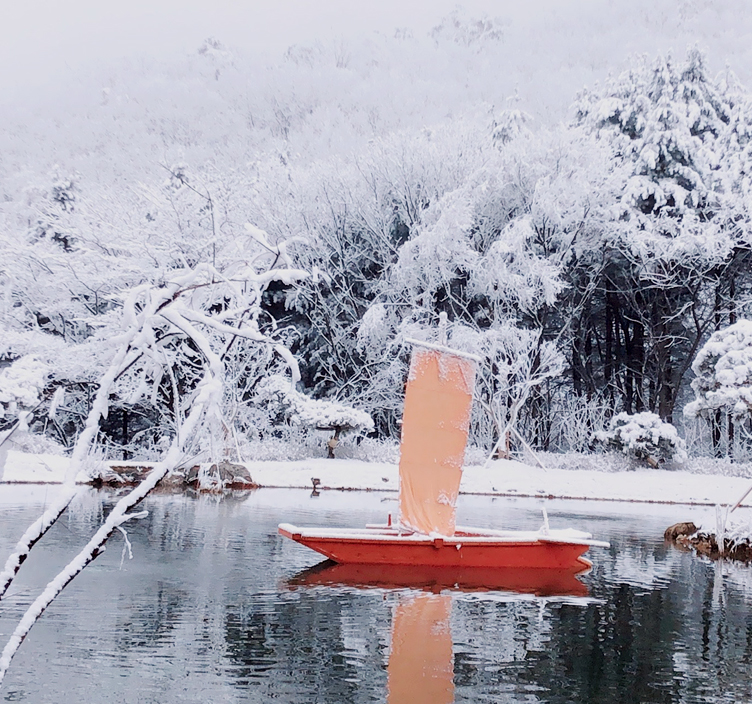 눈 오는 청리움 호수의 나룻배